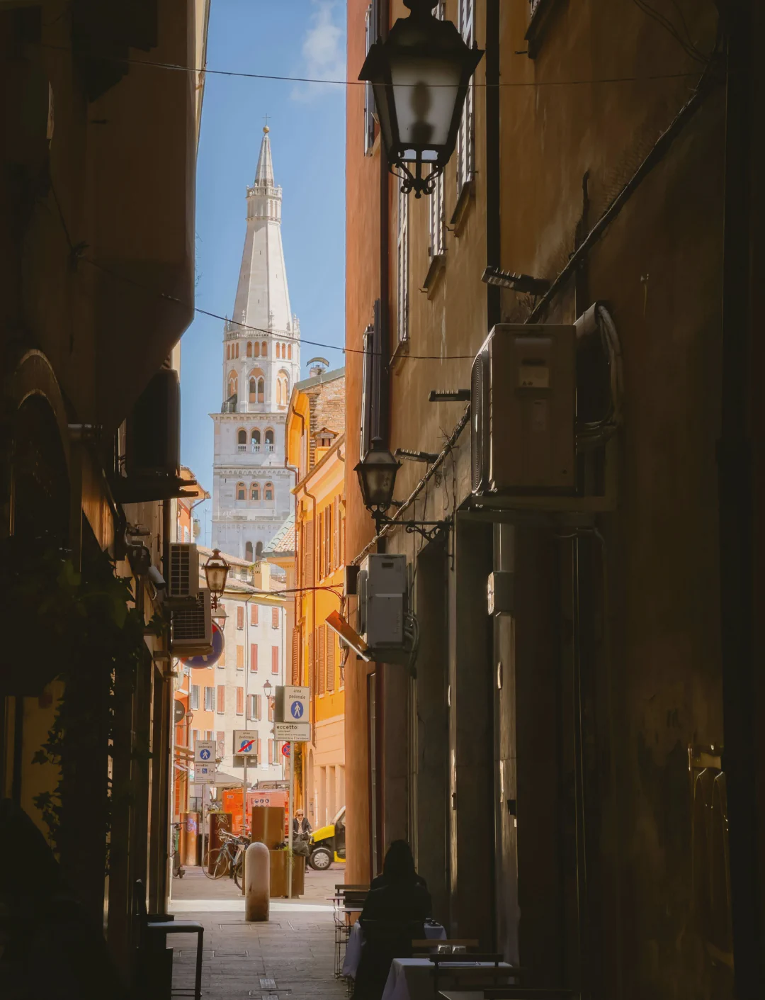 Una via del centro storico di Modena